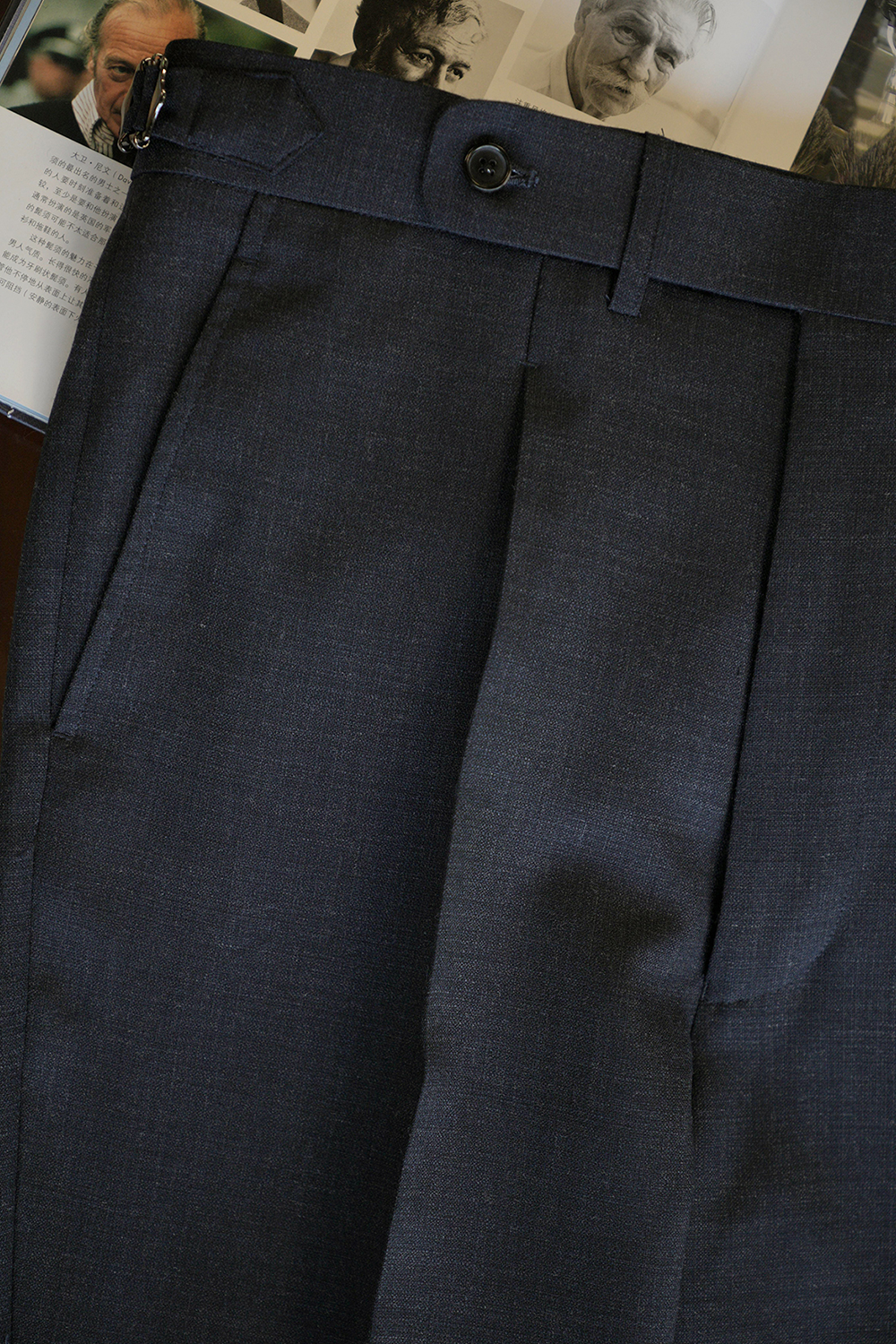 Ateliê Lynch - Calça em lã merino, super 110's 18.25 micron, com ajustadores laterais - Cinza noturno