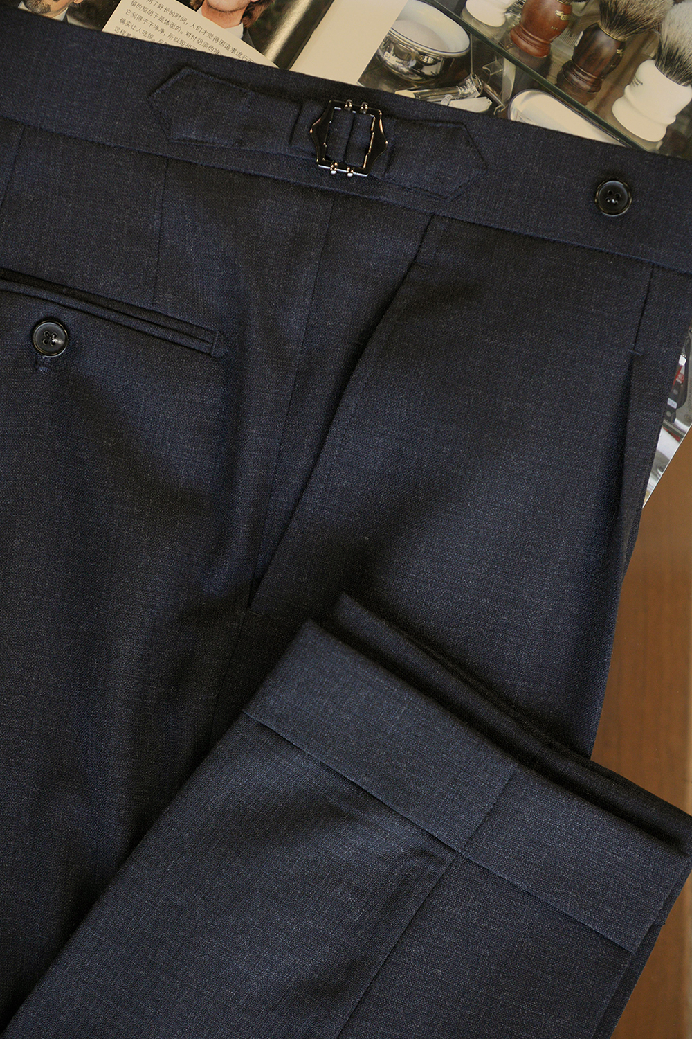 Ateliê Lynch - Calça em lã merino, super 110's 18.25 micron, com ajustadores laterais - Cinza noturno