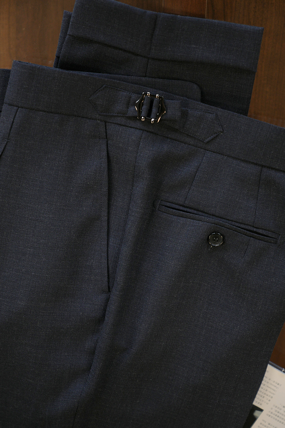 Ateliê Lynch - Calça em lã merino, super 110's 18.25 micron, com ajustadores laterais - Cinza noturno