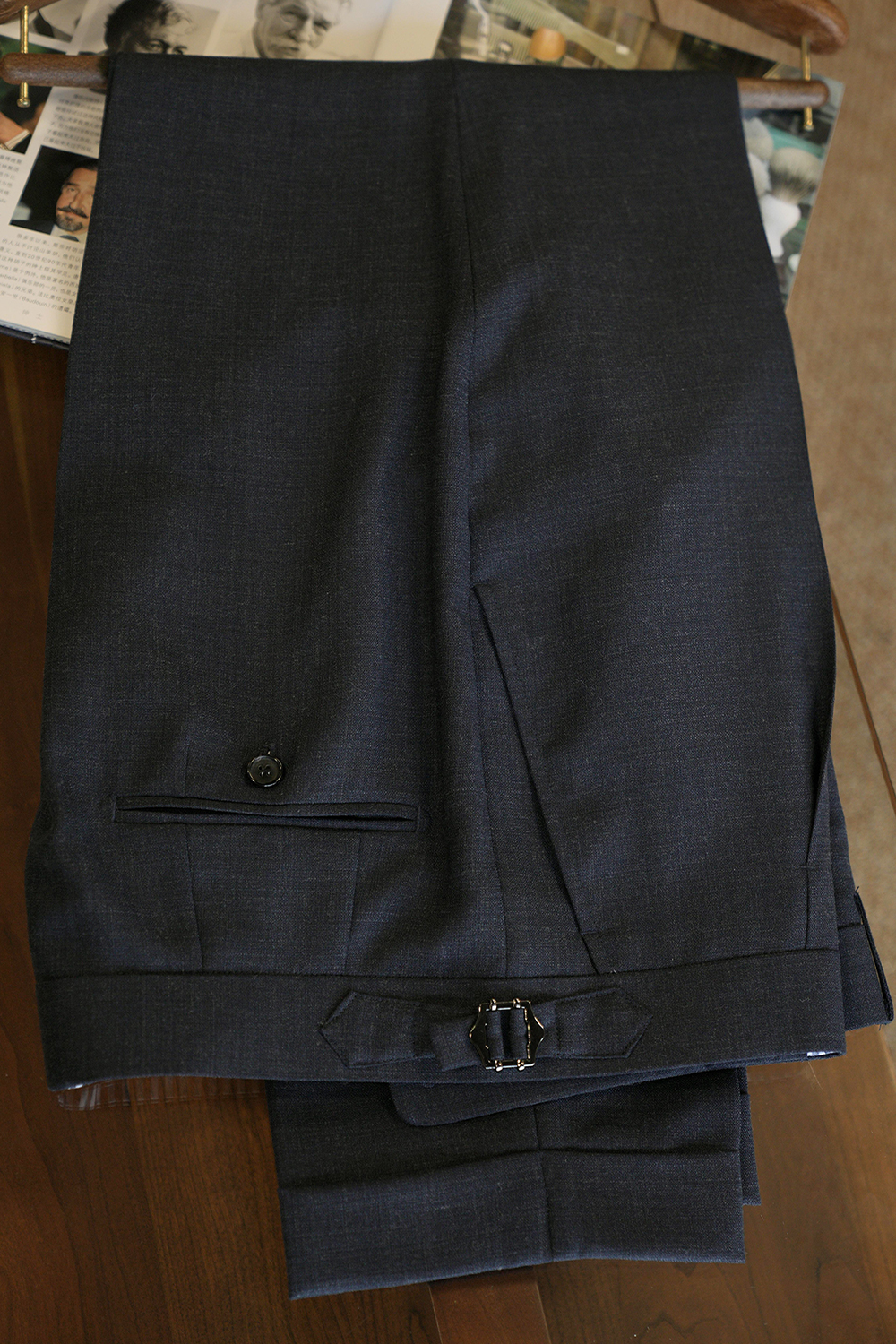 Ateliê Lynch - Calça em lã merino, super 110's 18.25 micron, com ajustadores laterais - Cinza noturno