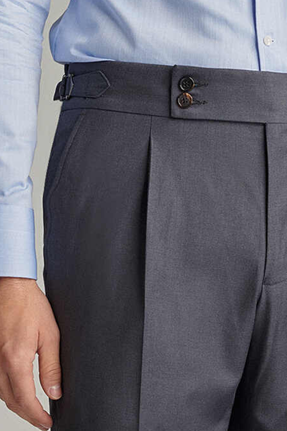 Calça em modelagem italiana, cintura alta, com ajustadores laterais - Cinza