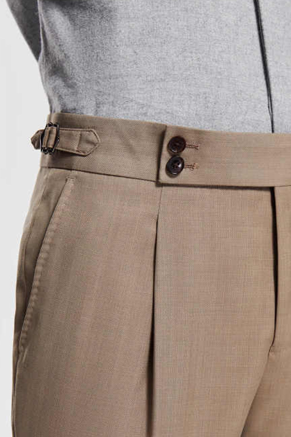 Calça de modelagem italiana, em lã tropical, com cintura alta e ajustadores laterais - Percepito Khaki Médio
