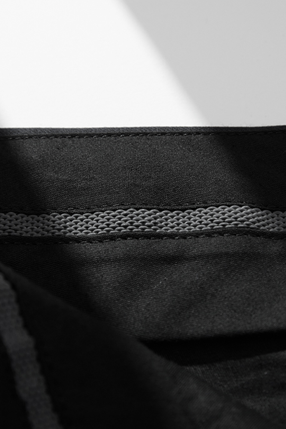 Calça de alfaiataria, em lã merino super 120's, 17.75µ, cintura alta, com passantes para cinto - Preta