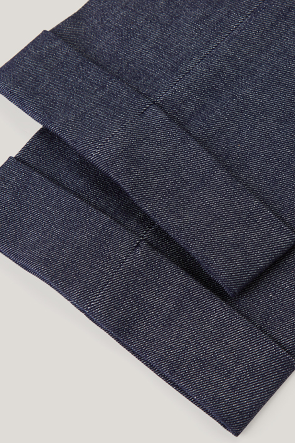 Calça em modelagem italiana jeans de algodão, cintura alta, com ajustadores laterais - Jeans - ANS