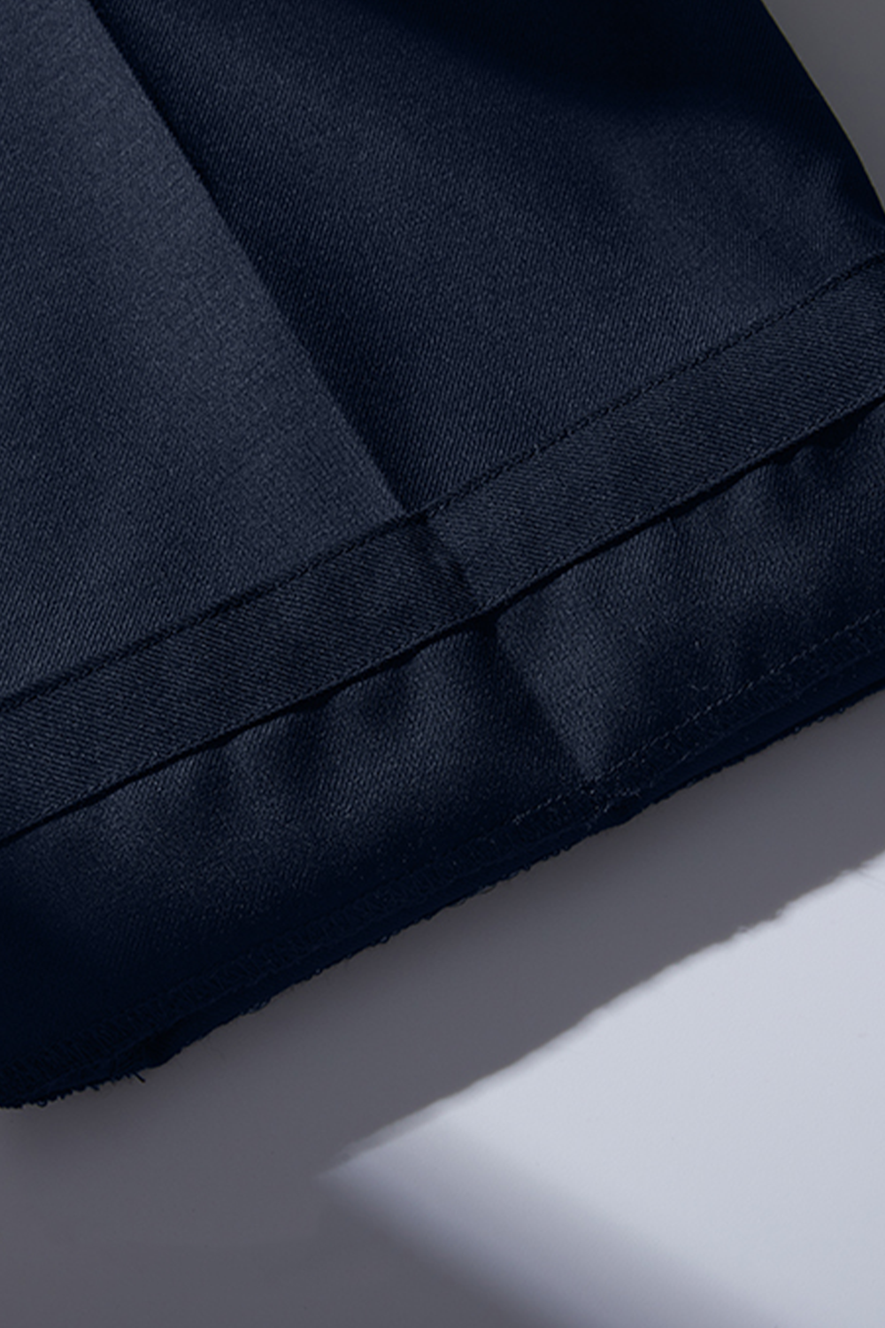 Calça de modelagem italiana, em nylon com elastano, com ajustadores laterais - Azul marinho