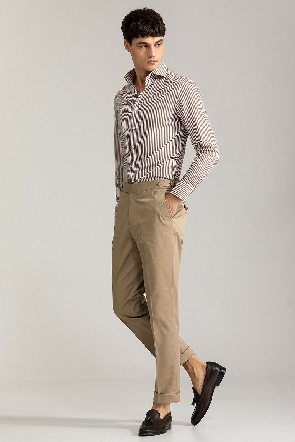 Calça em modelagem italiana de sarja rígida de algodão, cintura alta, com ajustadores laterais - Khaki