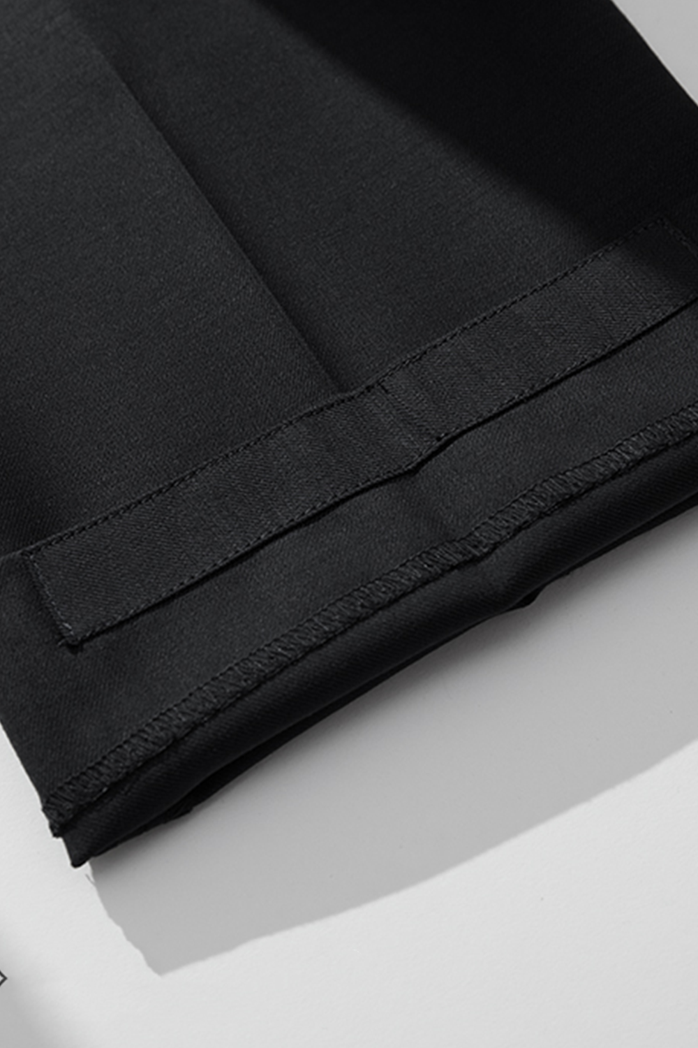 Calça de alfaiataria, em lã merino super 120's, 17.75µ, cintura alta, com passantes para cinto - Preta