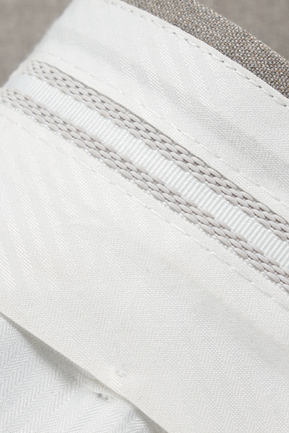 Costume single breasted, em poliviscose com elastano e lapela lapela peak - Cinza Taupe Claro