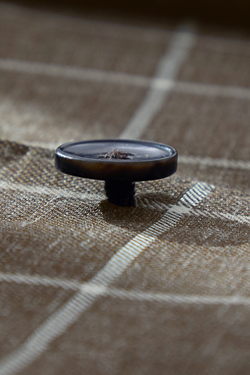 Blazer em lã, rami e seda, half canvas, single breasted com lapela notched - Marrom Xadrez