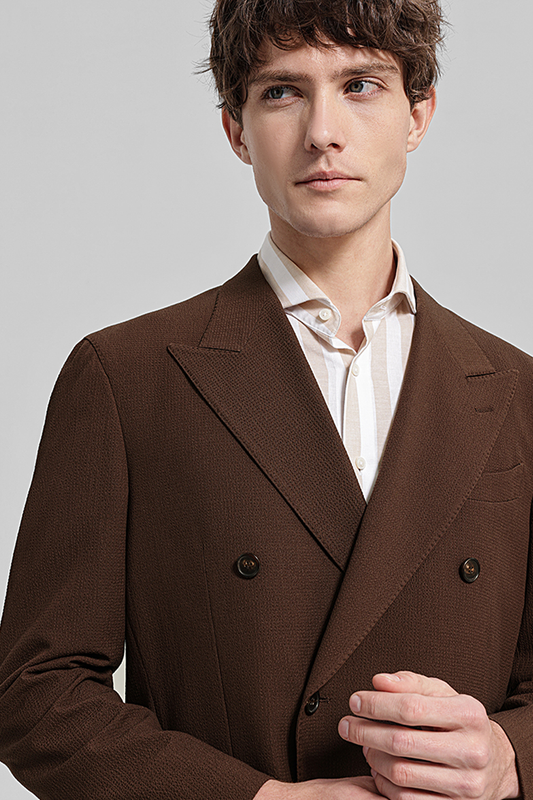 Costume double breasted 6x2, em poliviscose e elastano, seersucker, com lapela peak - Marrom