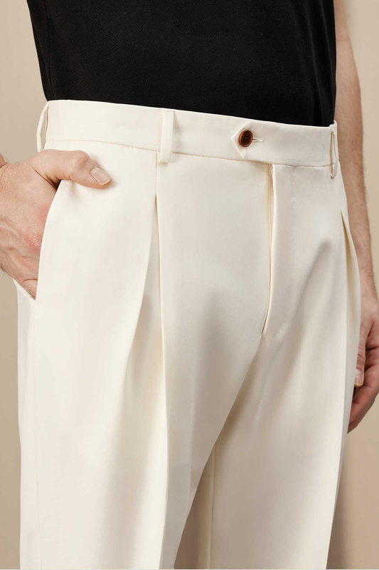 Calça de modelagem italiana, em lã super 130'S com 17.20 µ com cintura alta e passantes de cinto - Ristretto branca