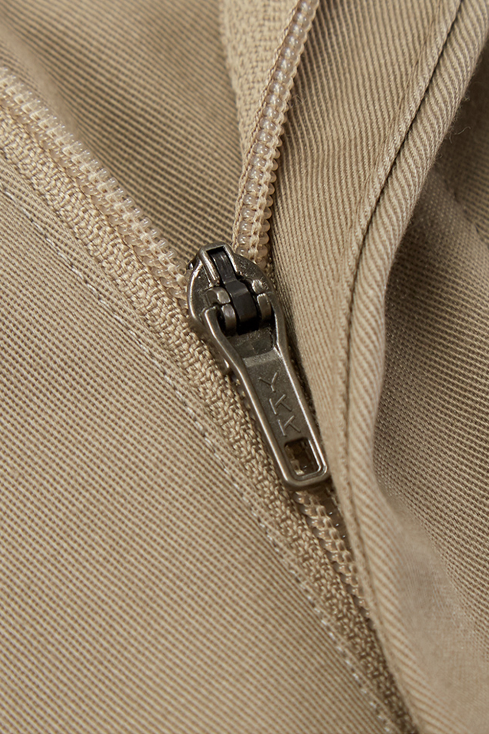 Calça em modelagem italiana de sarja rígida de algodão, cintura alta, com ajustadores laterais - Khaki