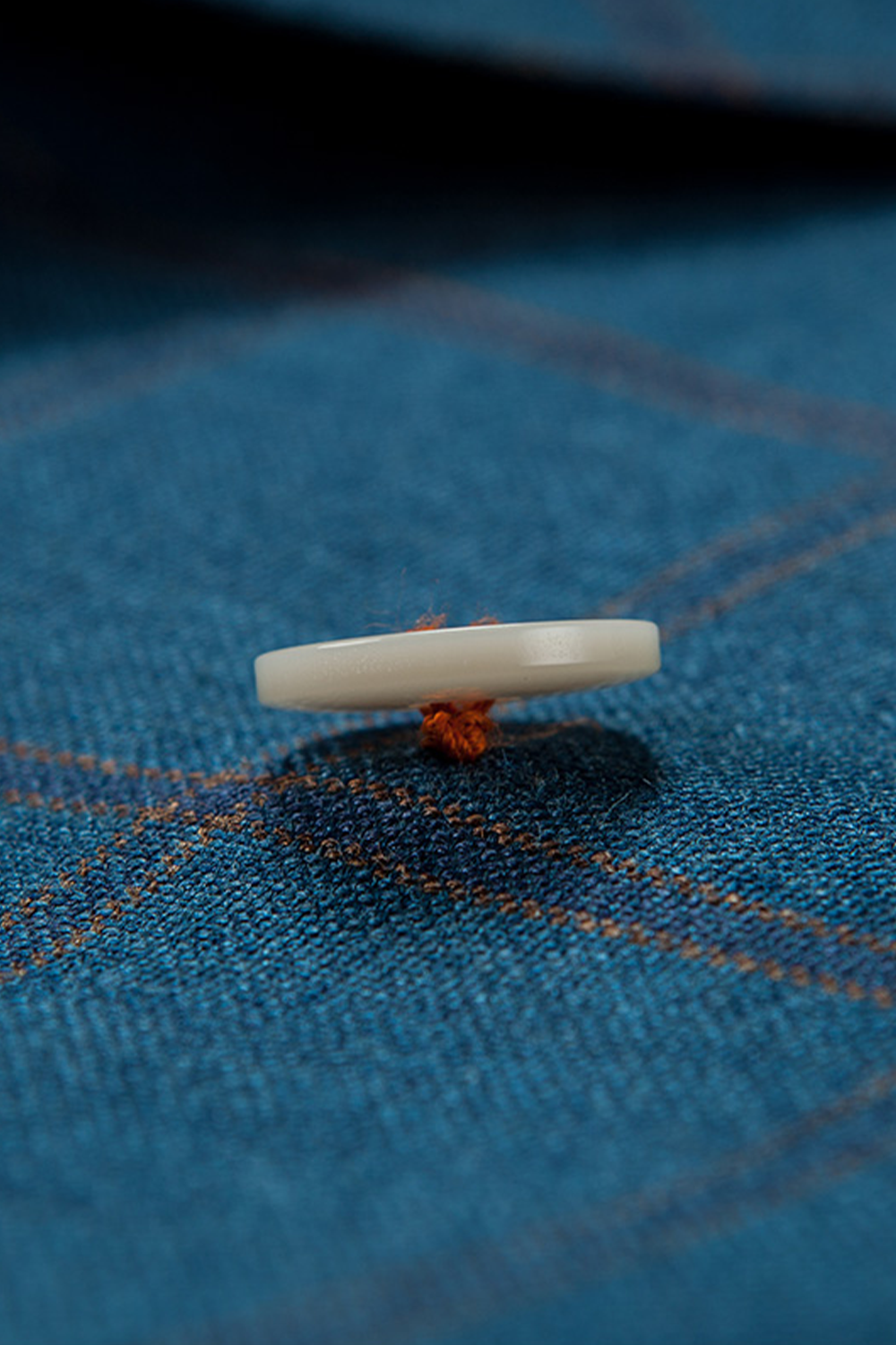 Lanifício Vitale Barberis Canonico - Costume double breasted 6x2, half canvas em lã, linho e seda, com lapela peak - Azul padronagem laranja