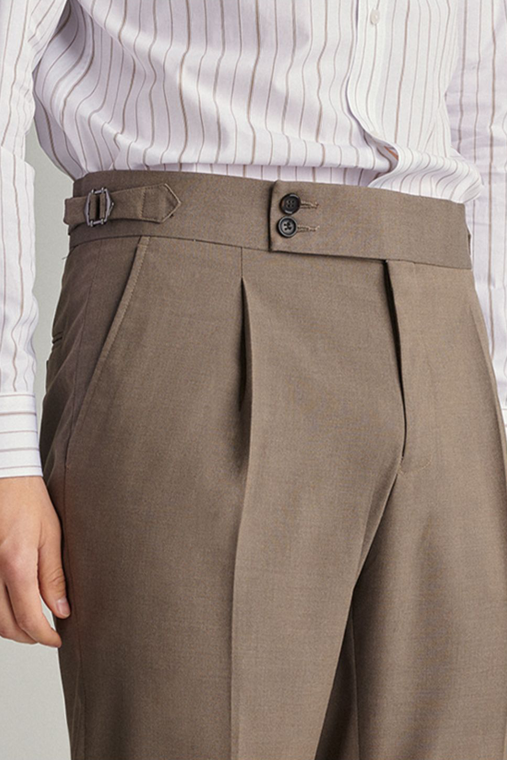 Calça em modelagem italiana, cintura alta, com ajustadores laterais - Marrom Café