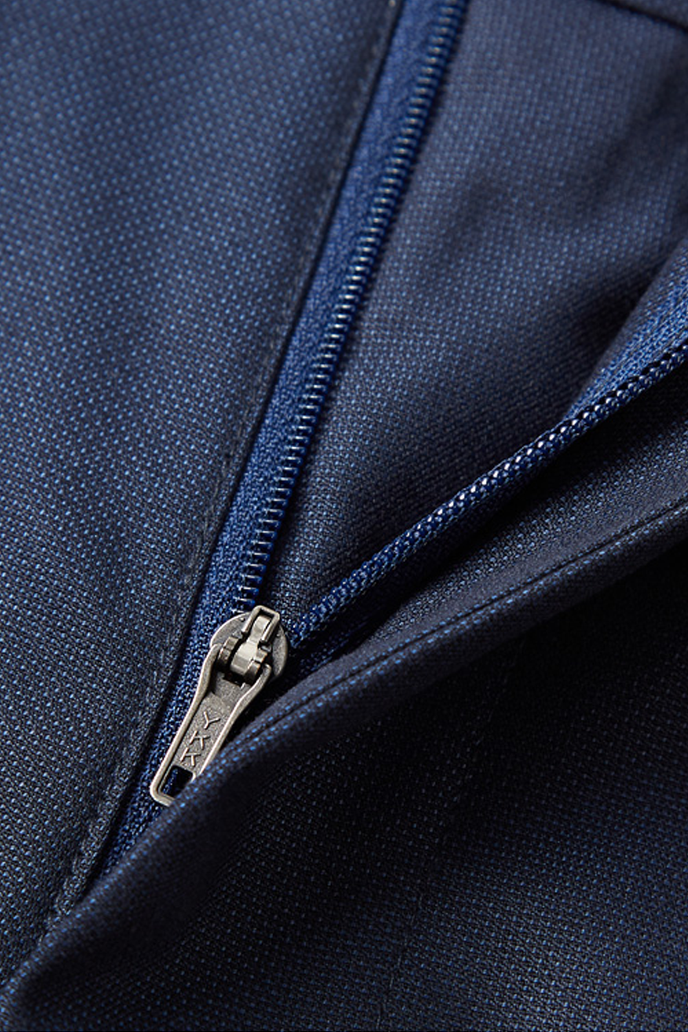Calça em modelagem italiana, cintura média, com passantes para cinto - Azul