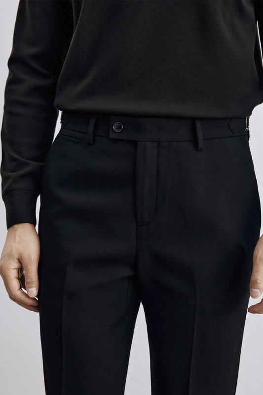 Calça de cintura alta, em lã tropical e elastano, com ajuste lateral - Preto café