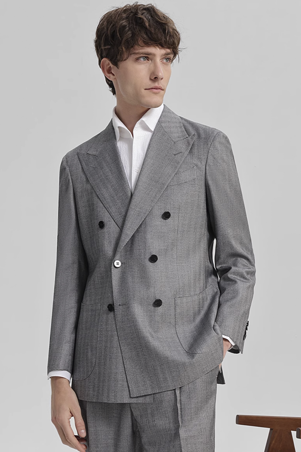 Costume double breasted 6x2, em poliviscose e elastano, com lapela peak - Cinza espinha de peixe