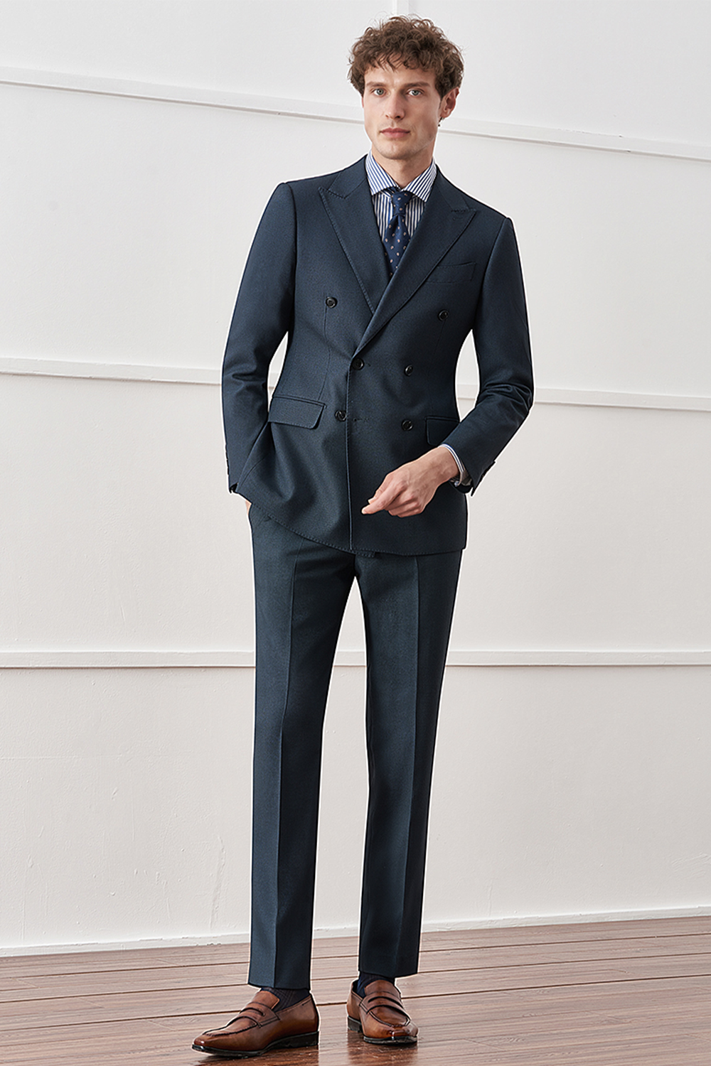 Costume double breasted 6x2, em poliviscose e elastano, com lapela peak - Azul marinho