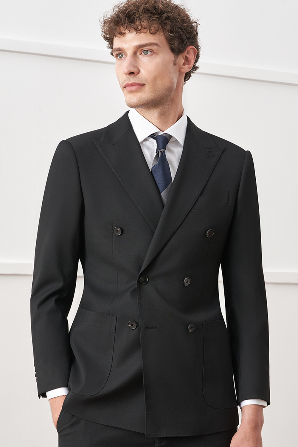 Costume double breasted 6x2, em poliviscose e elastano, com lapela peak - Preto