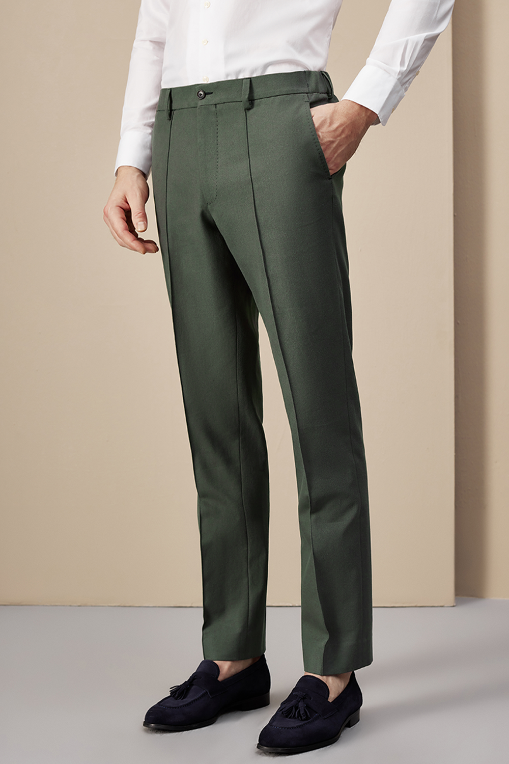 Calça de modelagem italiana, 100% algodão, com cintura alta e passantes de cinto - Verde musgo