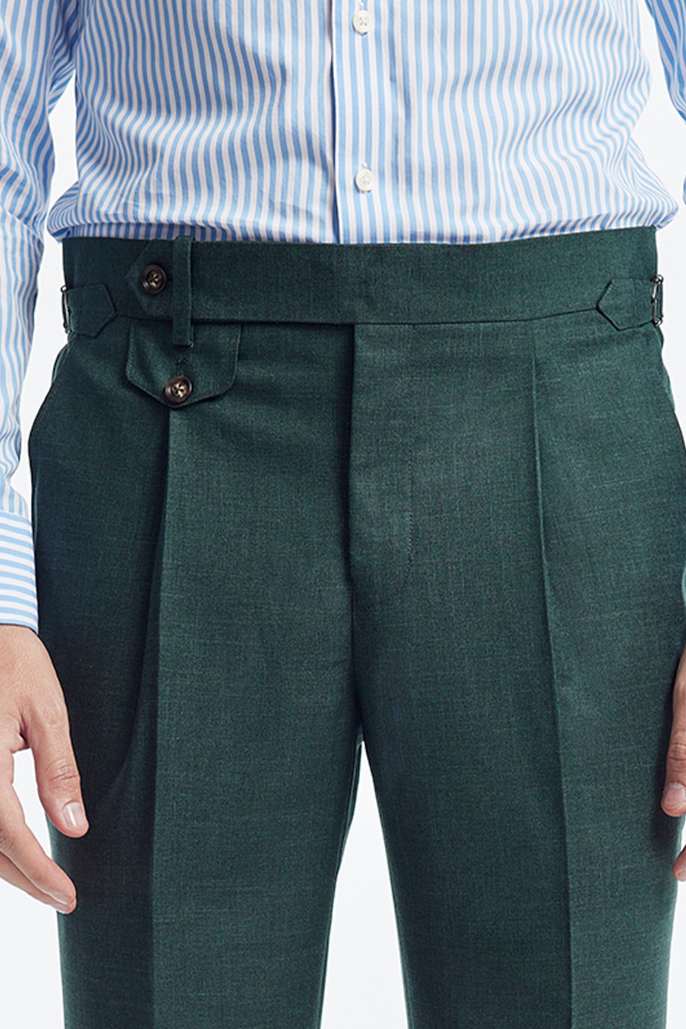 Calça em modelagem italiana, cintura alta, com ajustadores laterais e bolso frontal - Verde