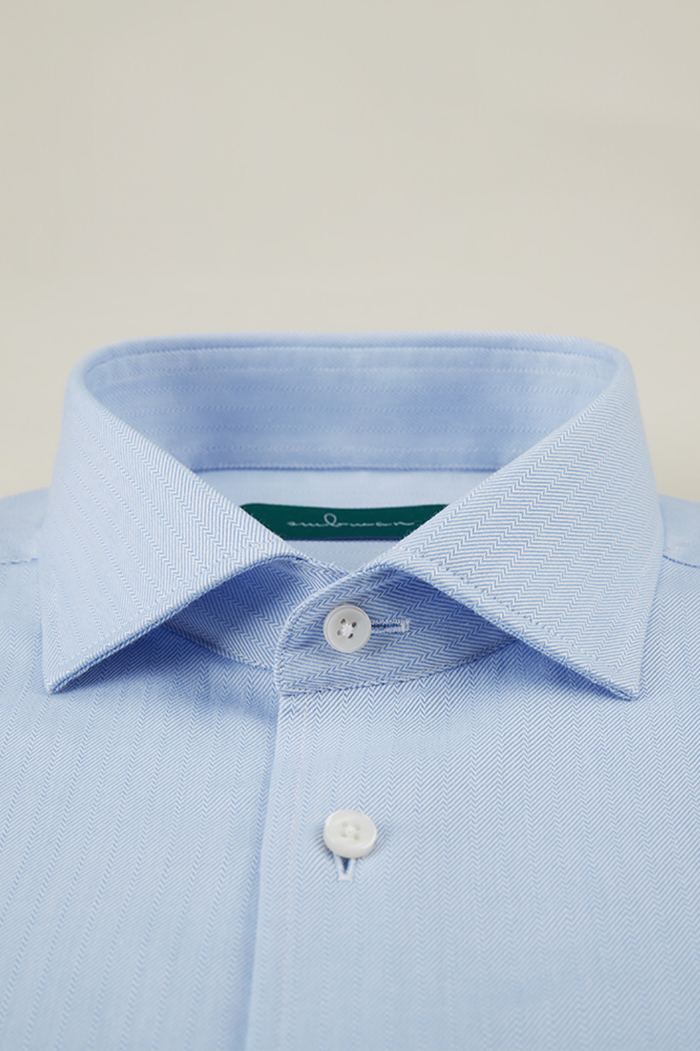 Camisa de manga comprida com colarinho windsor, em algodão com poliester espinha de peixe - Azul Claro