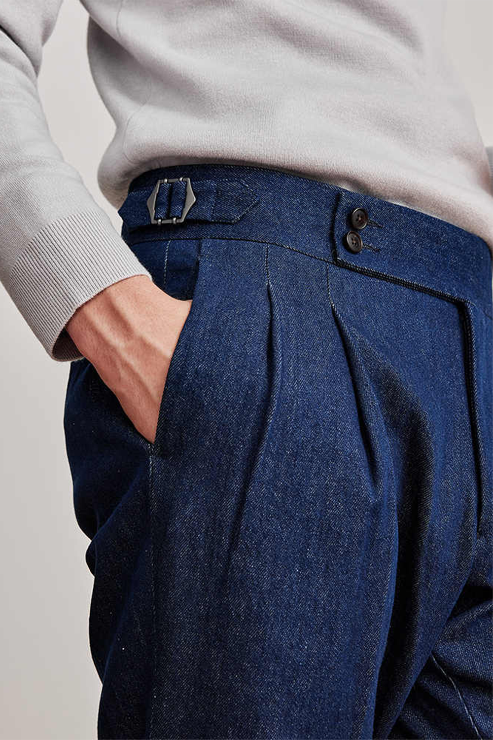 Calça de modelagem italiana, com ajustadores laterais 100% algodão - Maggio Jeans