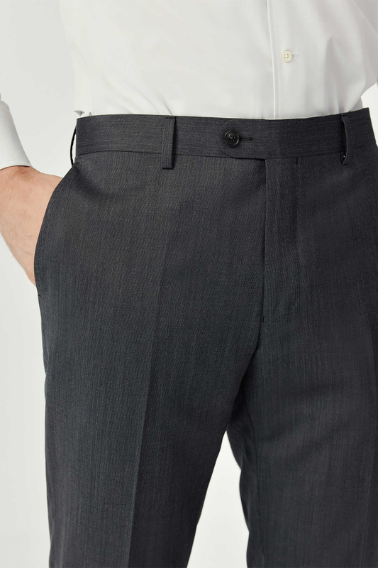 Calça de modelagem italiana, em lã super 120'S com 17.75 µ com cintura alta e passantes de cinto - Cinza grafite
