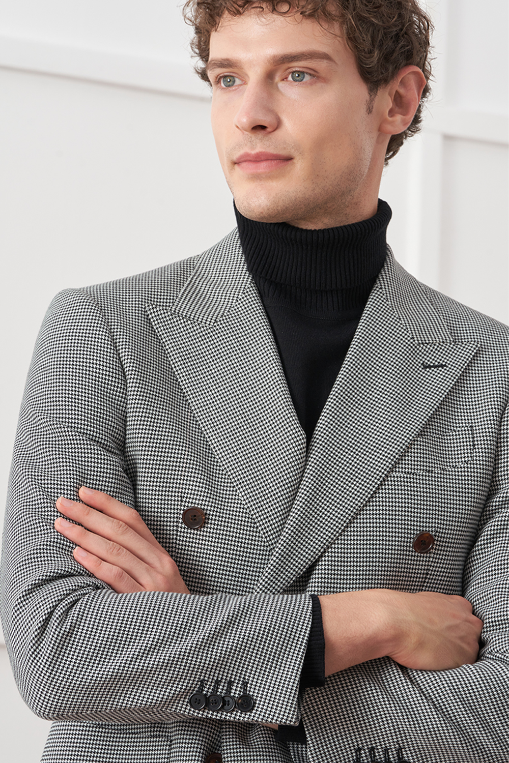 Costume double breasted 6x2 em poliviscose e elastano, com lapela peak - Pied-poule