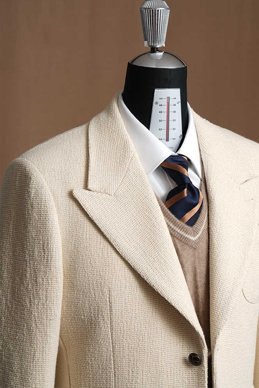 Safari Jacket, em algodão com tramas basket weave, com lapela peak e botões capotão - Off-White