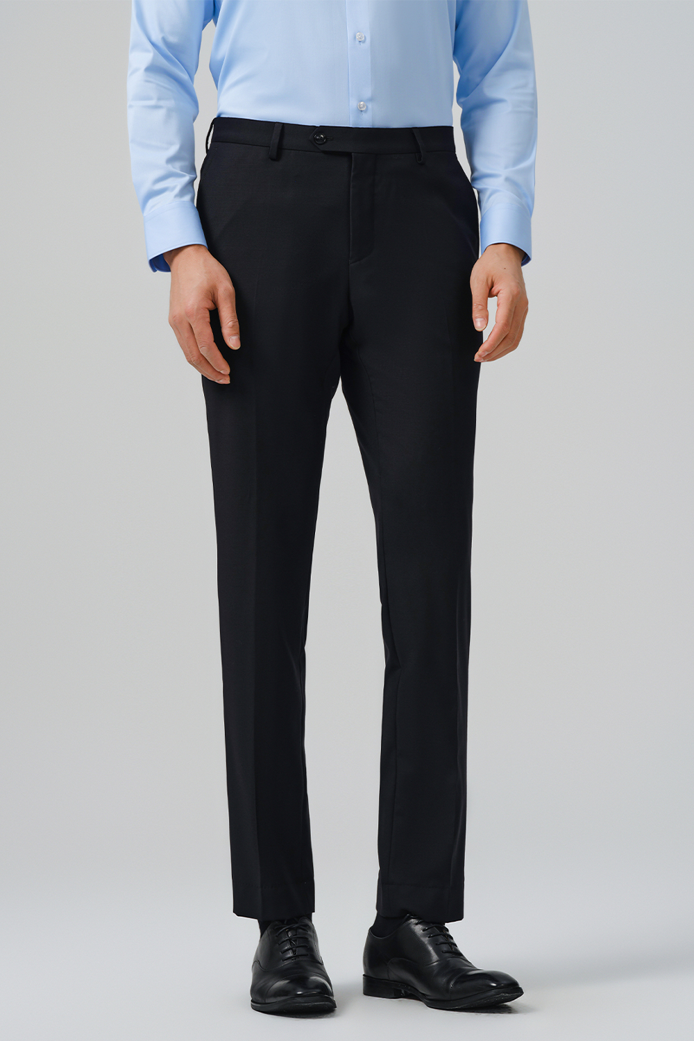 Calça de alfaiataria, em lã merino super 120's, 17.75µ, cintura alta, com passantes para cinto - Preta