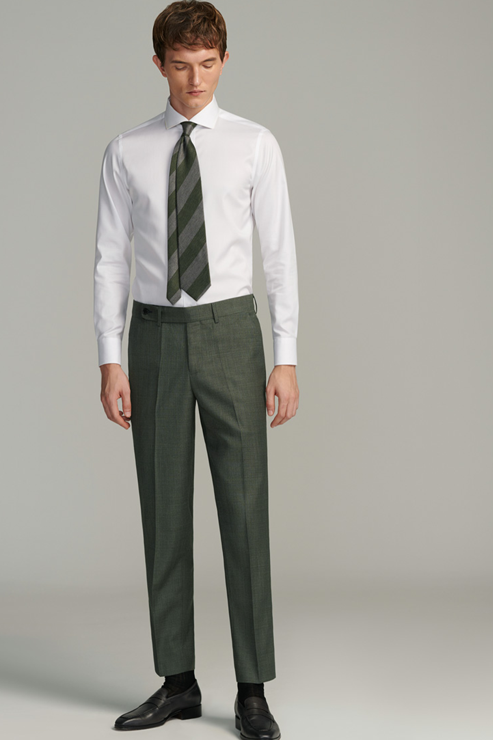 Calça em modelagem italiana, cintura média, com passantes para cinto - Verde