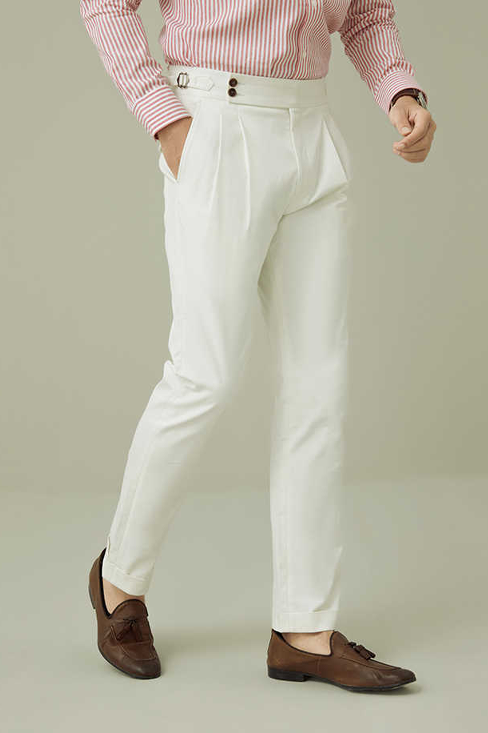 Calça de modelagem italiana, em algodão com elastano com ajustadores laterais - Branca