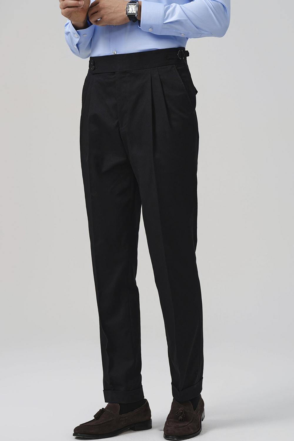 Calça de modelagem italiana, em algodão com elastano com ajustadores laterais - Preta