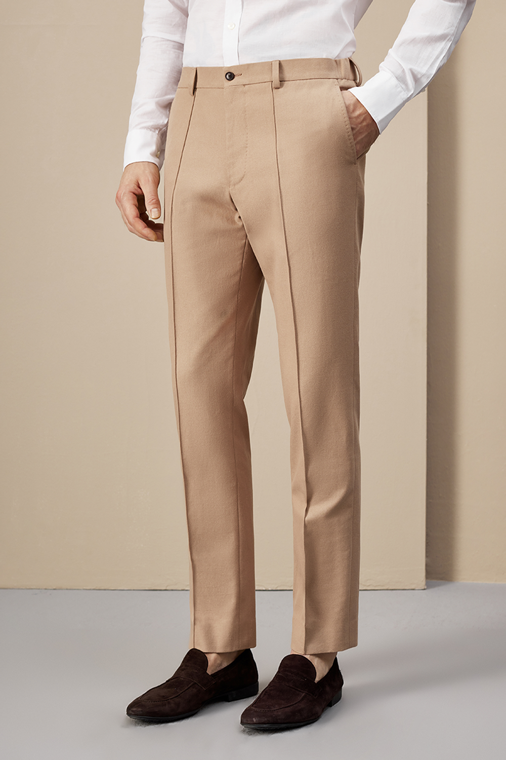 Calça de modelagem italiana, 100% algodão, com cintura alta e passantes de cinto - Khaki