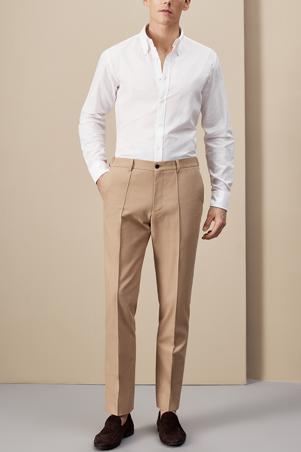 Calça de modelagem italiana, 100% algodão, com cintura alta e passantes de cinto - Khaki