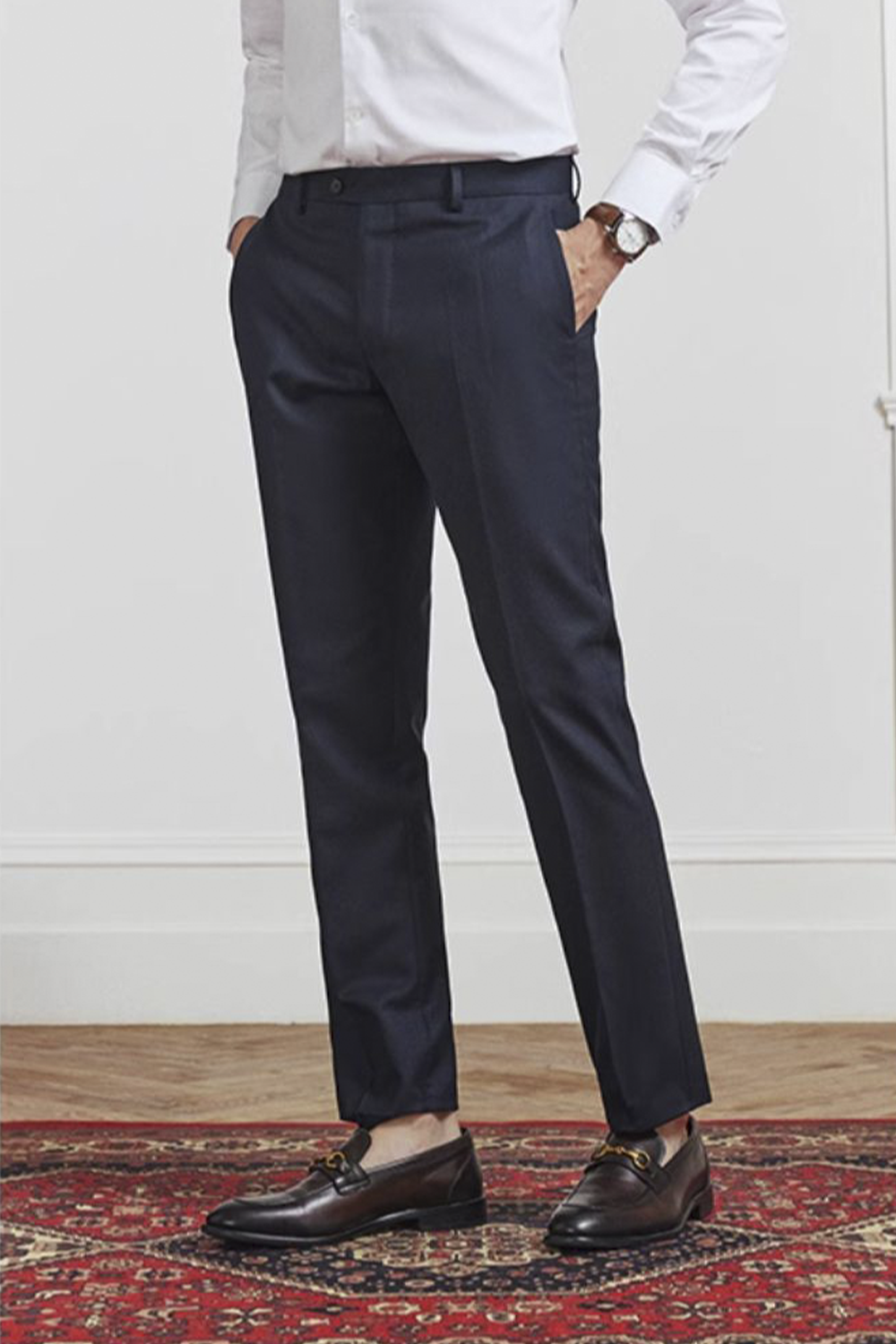 Calça de modelagem italiana, em lã super 130'S com 17.20 µ com cintura alta e passantes de cinto - Exalt Azul Marinho