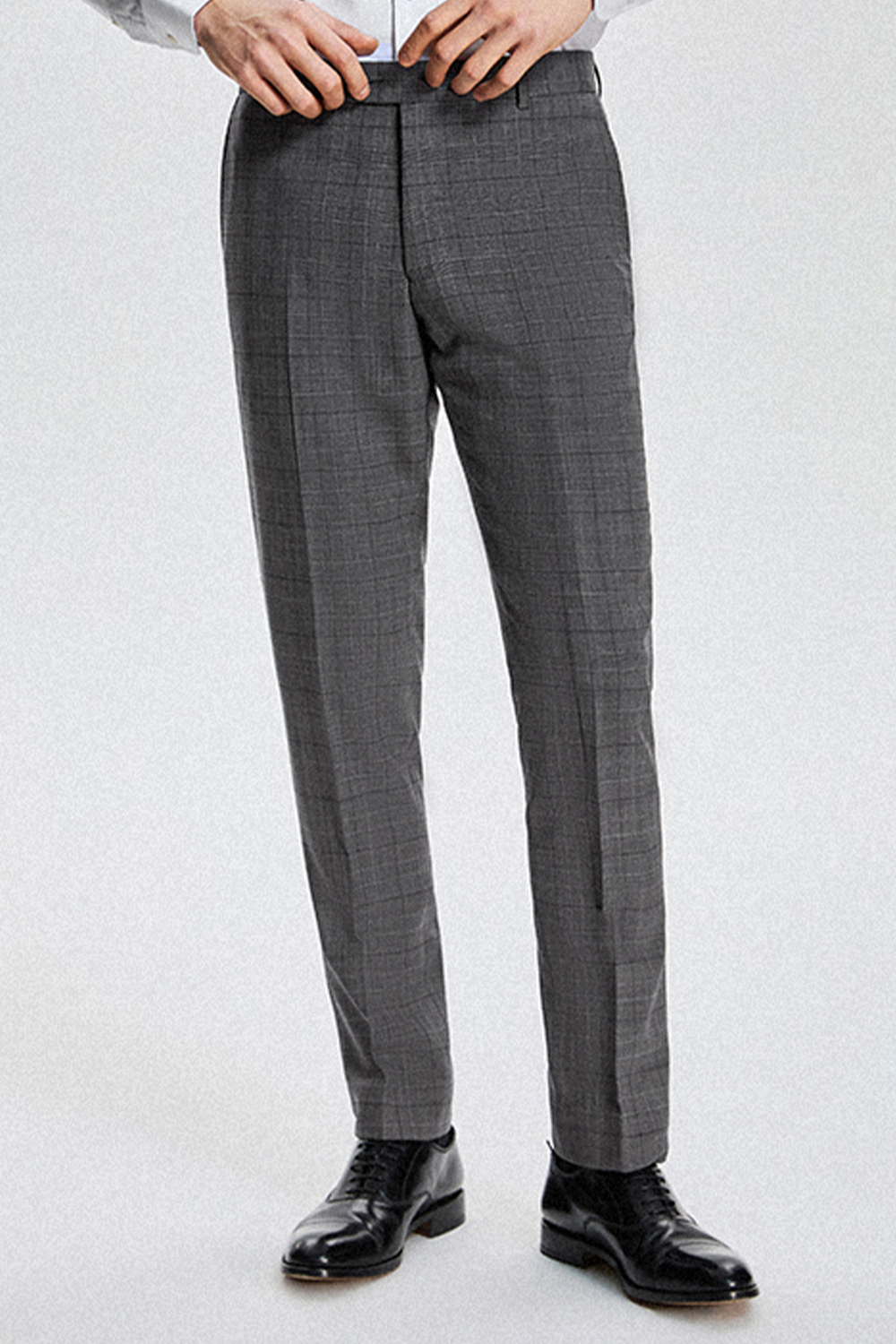 Calça de modelagem italiana, em lã super 130'S com 17.20 µ com cintura alta e passantes de cinto - Exalt Cinza com padronagem