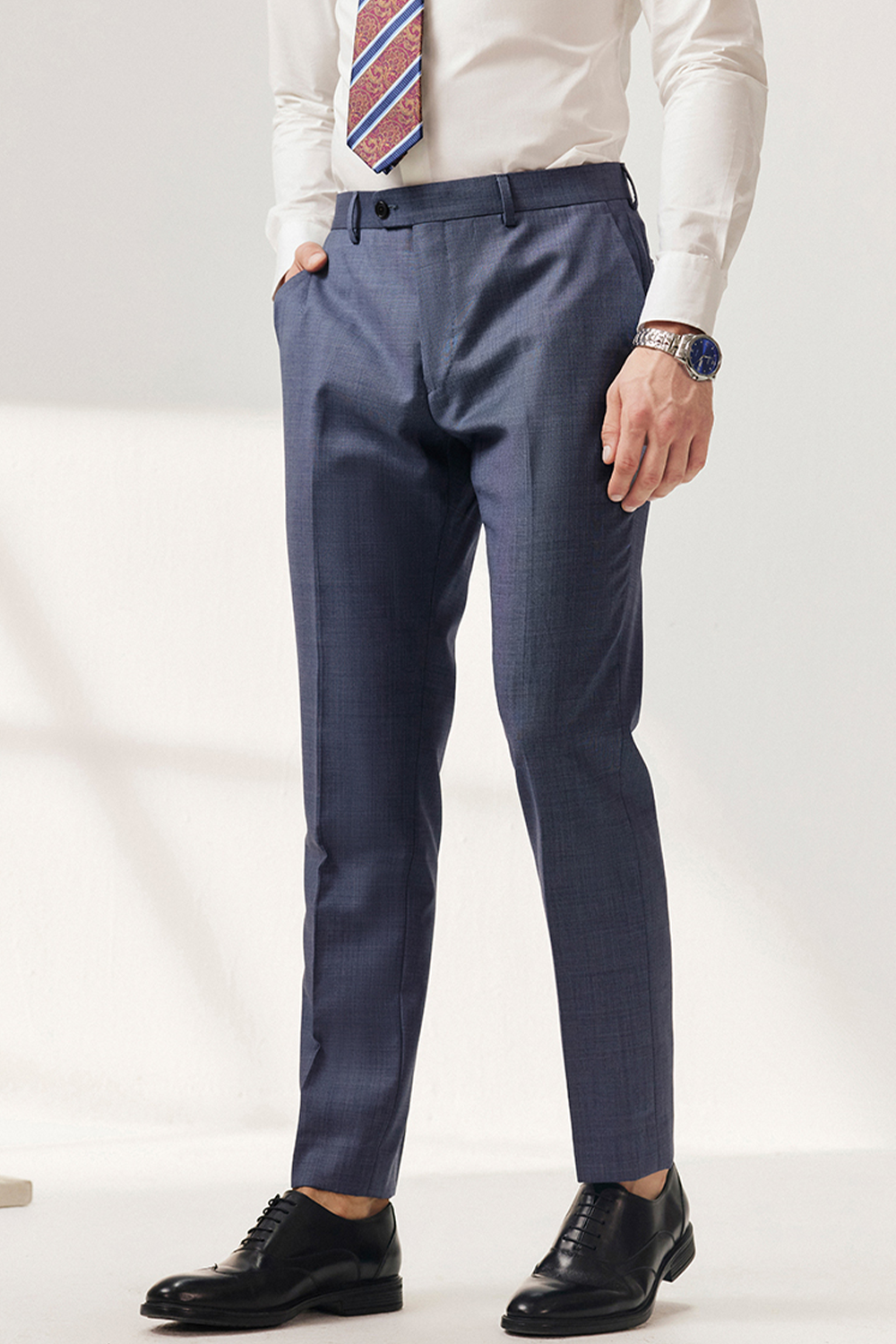 Calça de modelagem italiana, em lã super 120'S com 17.75 µ com cintura alta e passantes de cinto - Azul cinzento