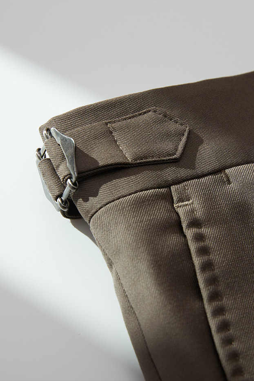 Calça em lã merino super 120's, 17.75µ, com ajuste lateral - Marrom