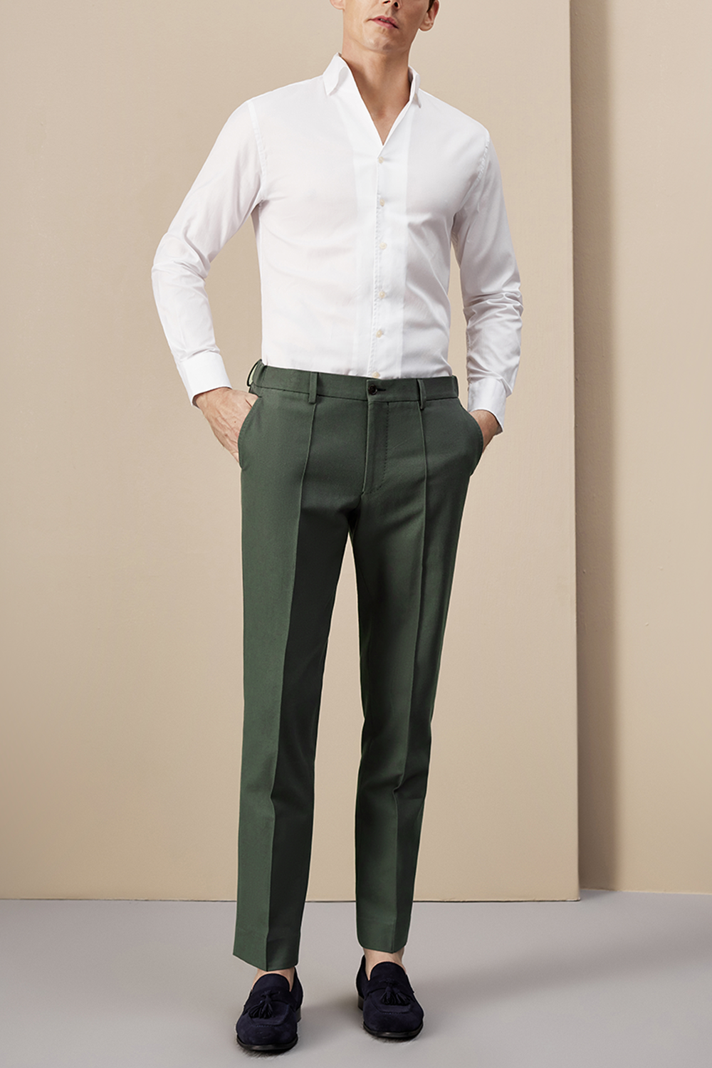 Calça de modelagem italiana, 100% algodão, com cintura alta e passantes de cinto - Verde musgo