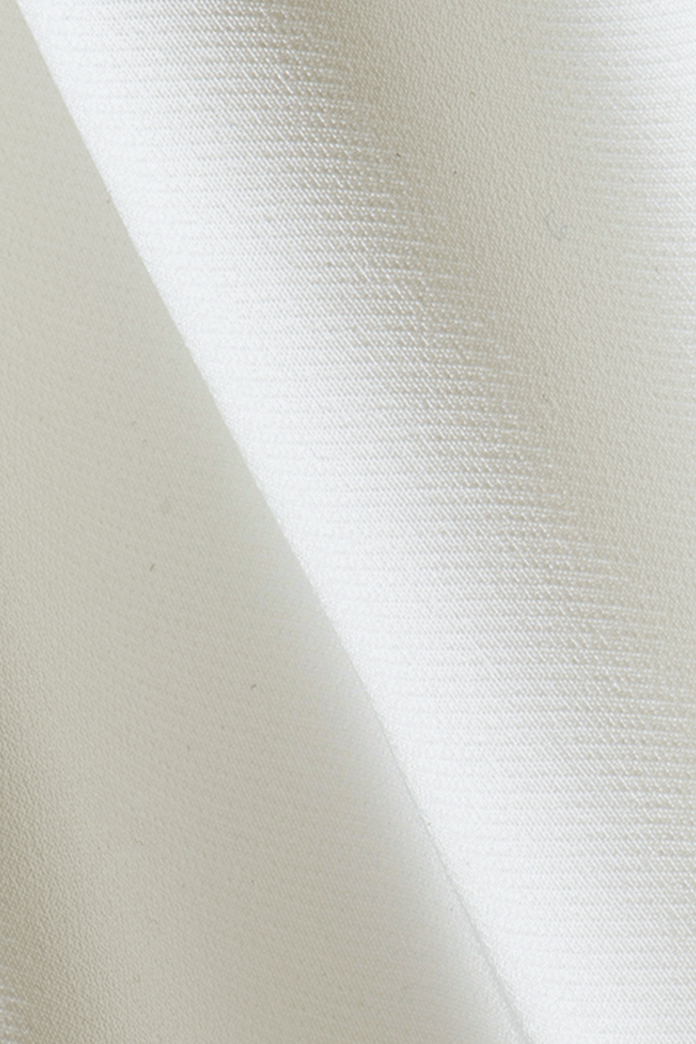 Calça de alfaiataria, em sarja com elastano, cintura alta, com passantes para cinto - Branca