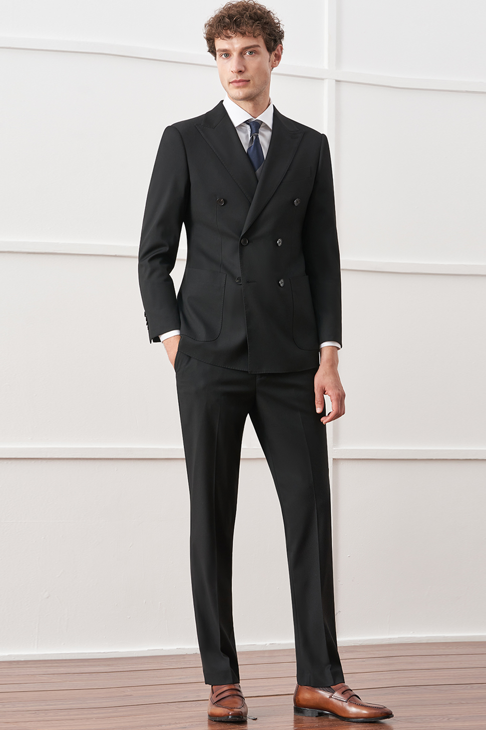Costume double breasted 6x2, em poliviscose e elastano, com lapela peak - Preto