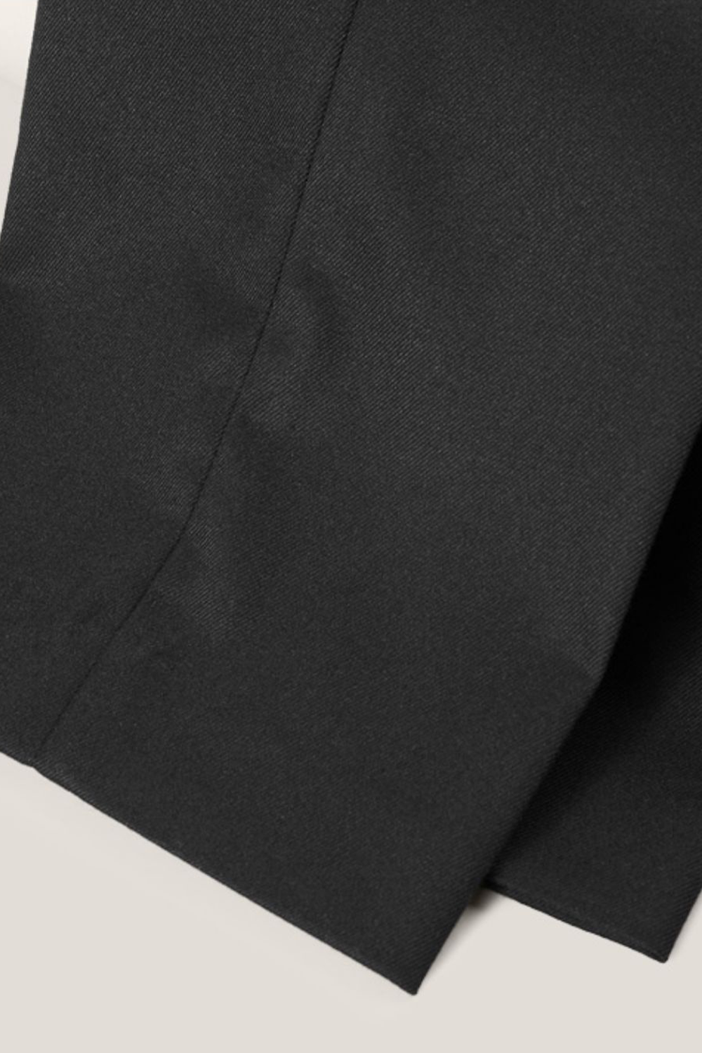 Calça em modelagem italiana, cintura média, com passantes para cinto - Preta