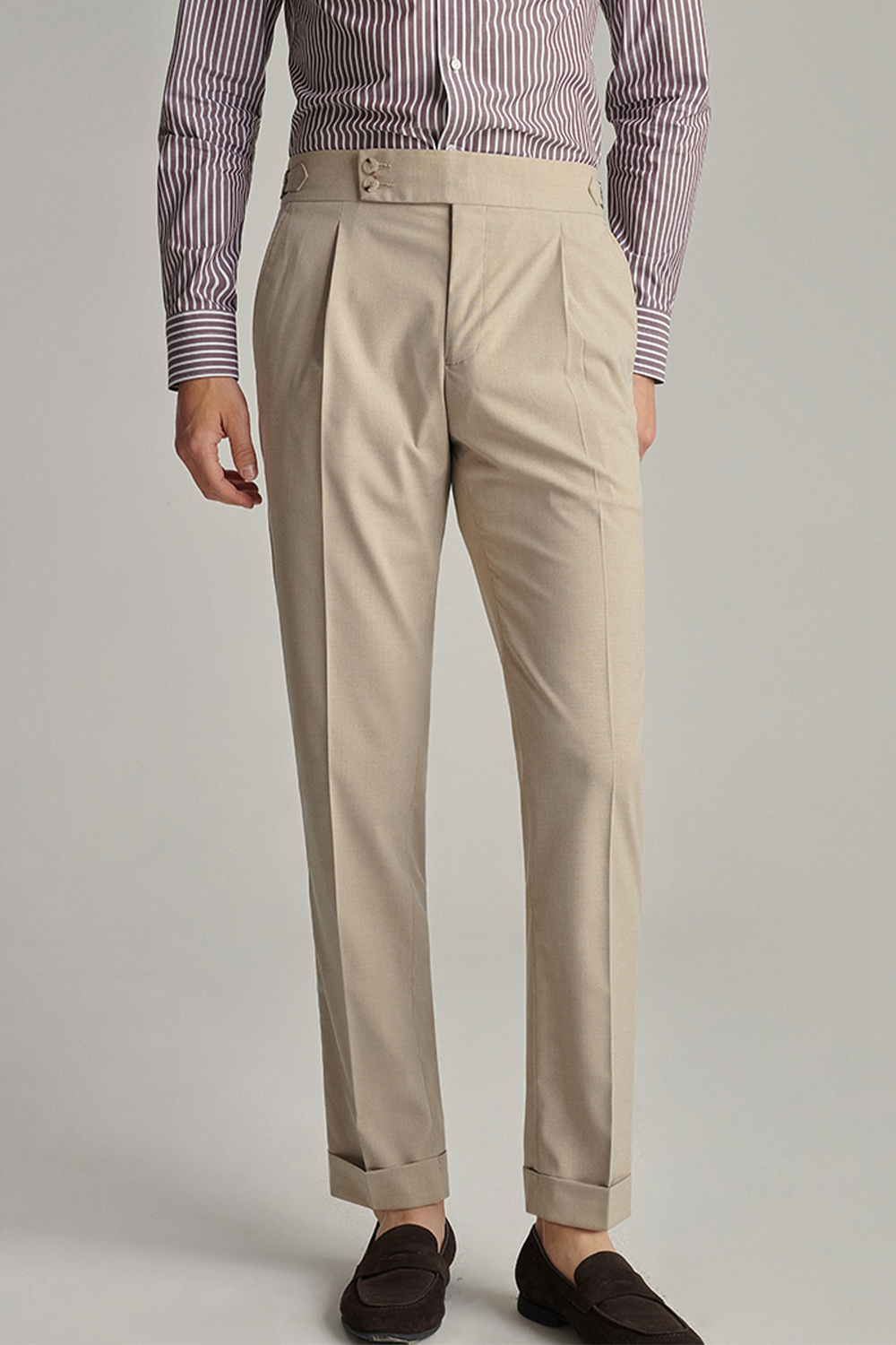 Calça em modelagem italiana, cintura alta, com ajustadores laterais - Khaki Areia ANS