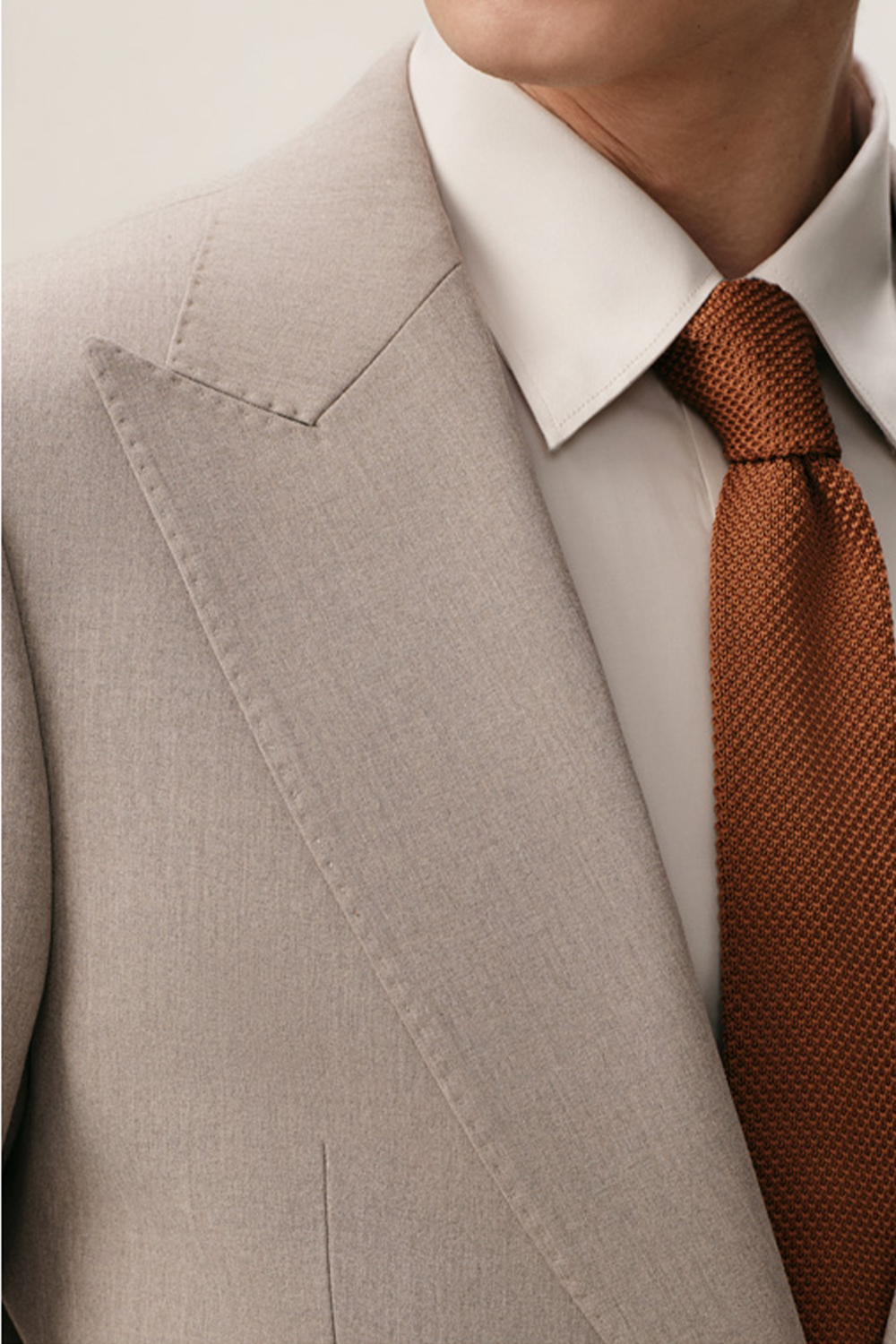 Costume single breasted, em poliviscose com elastano e lapela lapela peak - Cinza Taupe Claro