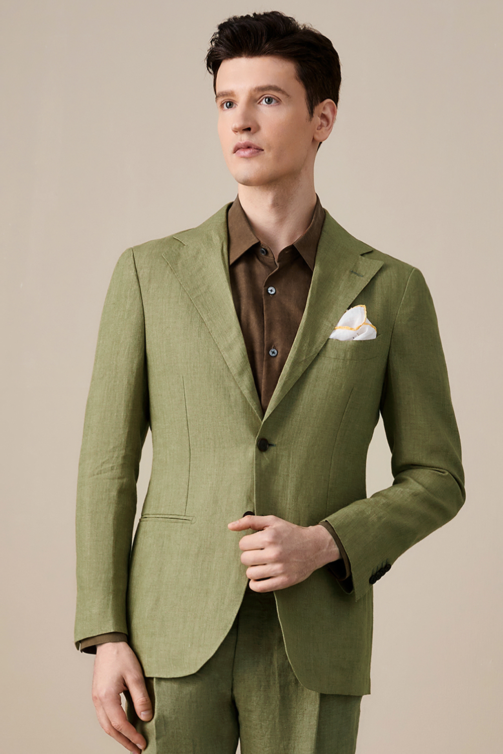 Costume desestruturado single breasted, 100% linho, com lapela notched - Verde oliva
