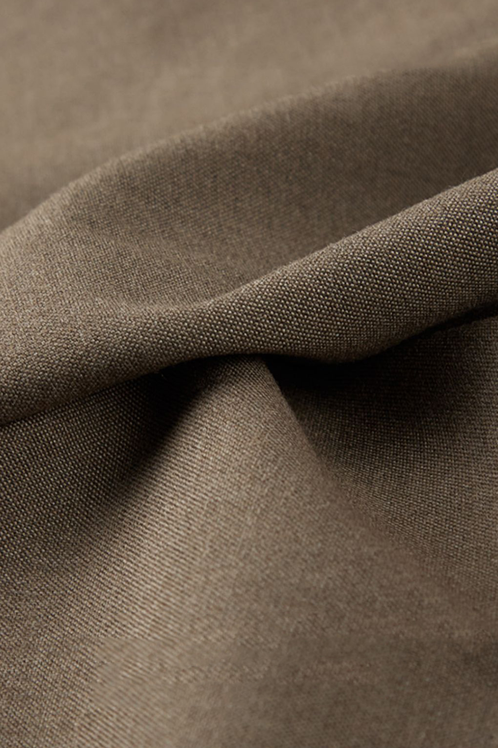 Calça em modelagem italiana, cintura alta, com ajustadores laterais - Marrom Café