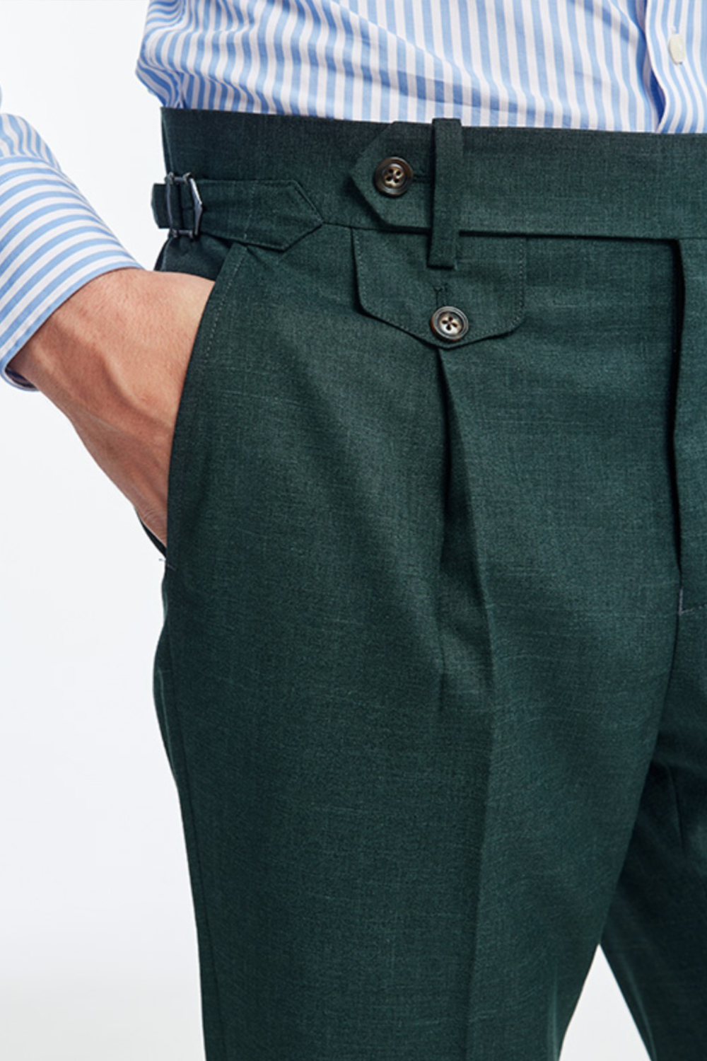 Calça em modelagem italiana, cintura alta, com ajustadores laterais e bolso frontal - Verde