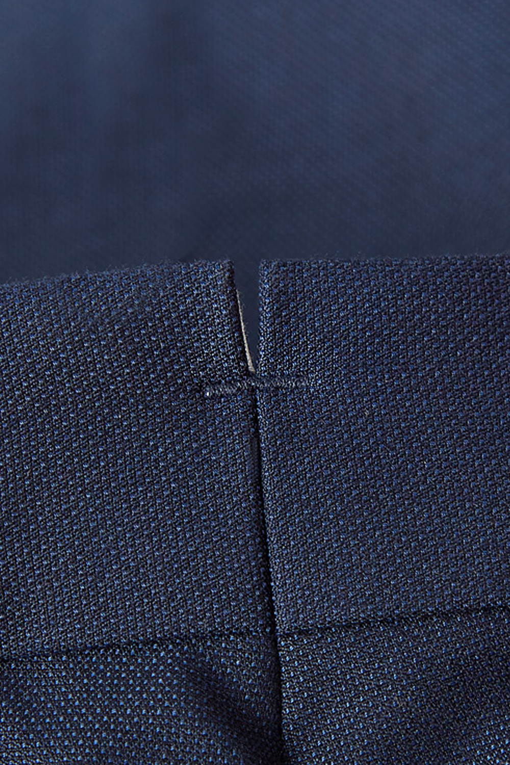 Calça em modelagem italiana, cintura média, com passantes para cinto - Azul
